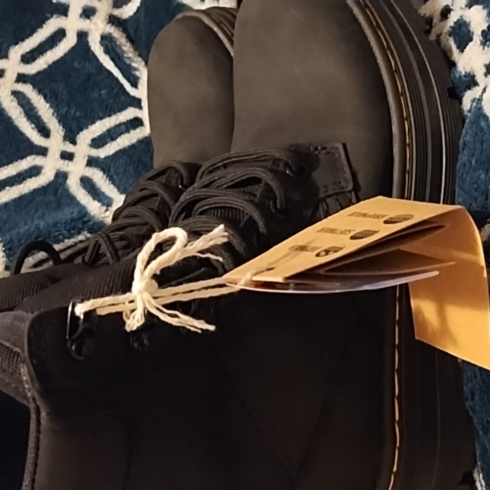 New Dr marten  Black boots unisex Size 4 Men 5 Women's Nwt